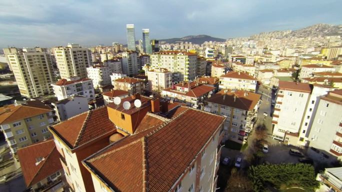 沿着伊斯坦布尔郊区的建筑飞过房屋。从低空飞行的相机鸟瞰图住宅楼。