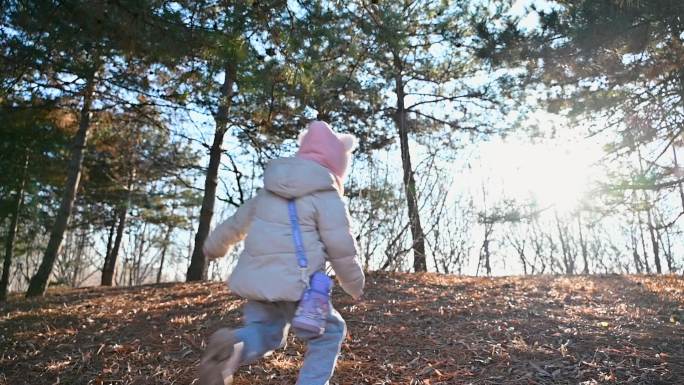 冬季树林儿童向阳光奔跑慢镜头