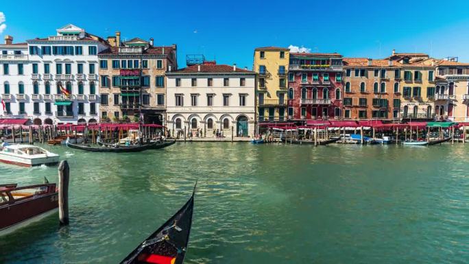 拥挤的大运河、大运河和客船在里亚托桥附近的时间流逝，里亚托桥是横跨意大利威尼斯大运河的四座桥梁中最古