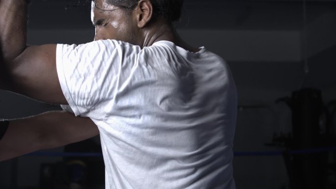 拳台内的拳手们以800帧/秒的速度慢动作打斗。竞争对手的积极影响