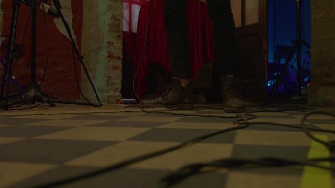 地板上的人，音乐家，跟着音乐跺着脚，棕色的鞋子