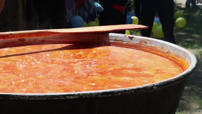 西红柿汤和意大利面是一道波兰菜。在食品博览会上，野地厨房里的大锅里盛着热祖帕。一种受欢迎的汤，用磨碎