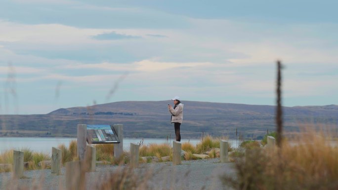 女孩在新西兰公路旅行