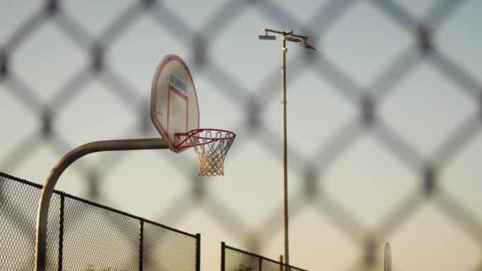 不接触篮筐而将球投进篮网的篮球箍