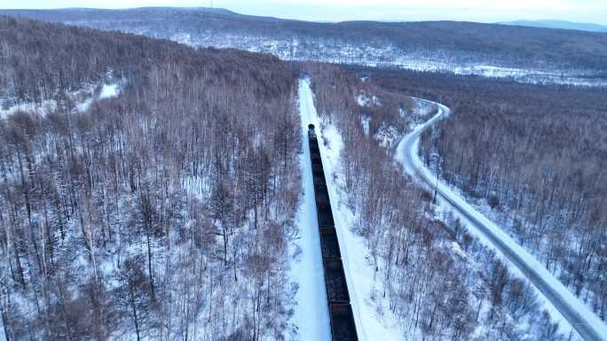 航拍大兴安岭林海雪原列车