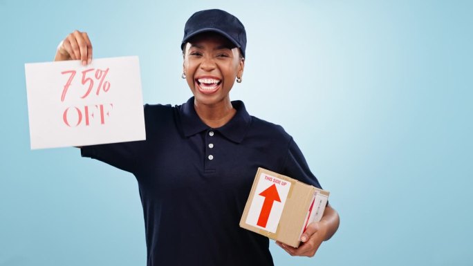 快乐的黑人女性，以工作室为背景，以折扣价，促销或送货方式包装和销售。非洲女性肖像或快递小姐，在促销交