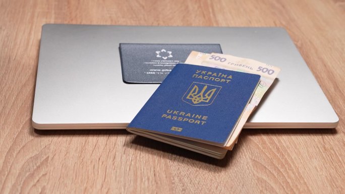 以色列护照和乌克兰护照。谢克尔和格里夫纳