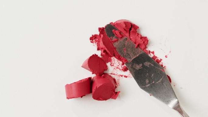红色唇膏样品的纹理接近抹刀制动红色油漆。抹刀涂抹红色纹理，口红颜色为红色。