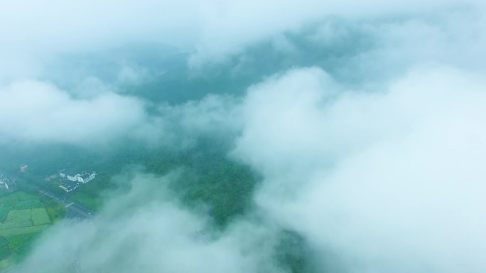 远山云雾穿云俯瞰绿水青山烟雨江南古镇