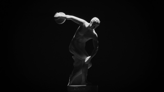 米隆创作的希腊掷铁饼者大理石雕塑，在黑色背景上旋转