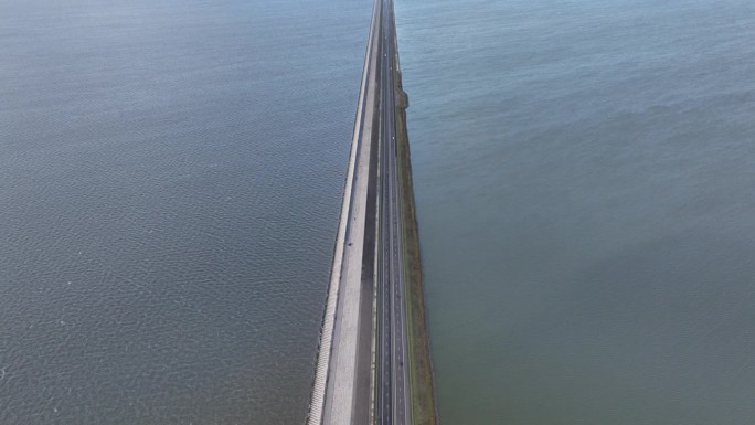 无人机拍摄的阿夫鲁戴克大坝的画面，这是一座32公里长的大坝，将艾瑟尔湖与瓦登海分隔开来。