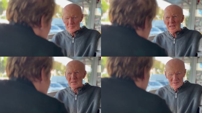 90多岁的男人和女人在咖啡馆聊天4k库存视频