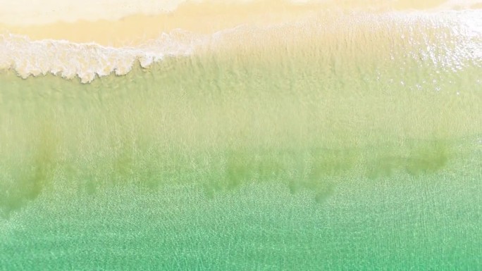 全景海浪碧绿的水面岸边。慢动作海浪海水透明海水。