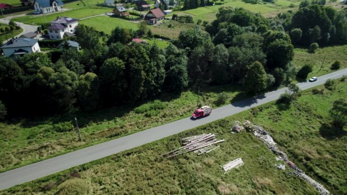 小型消防车在偏僻的乡村道路上行驶的航拍《晴天》4k
