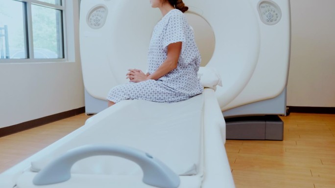 忧心忡忡的女病人焦急地等待CT扫描