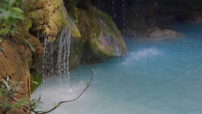石灰岩瀑布中天然存在碳酸钙和镁。海水的蓝色来自镁。
