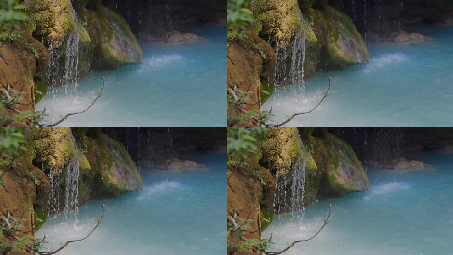 石灰岩瀑布中天然存在碳酸钙和镁。海水的蓝色来自镁。