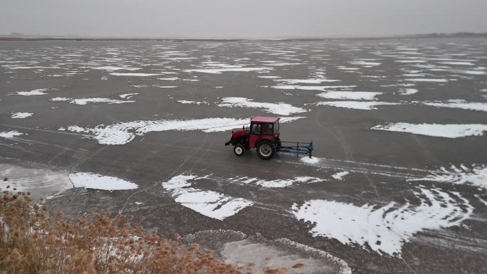 冬捕全程，给湖面打孔下网，凿冰窟窿