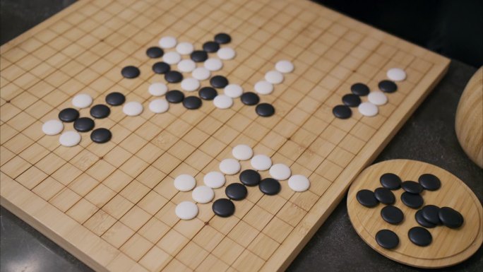 在棋盘游戏中，白石已经在格子上，黑子在角落里，手的45度俯角