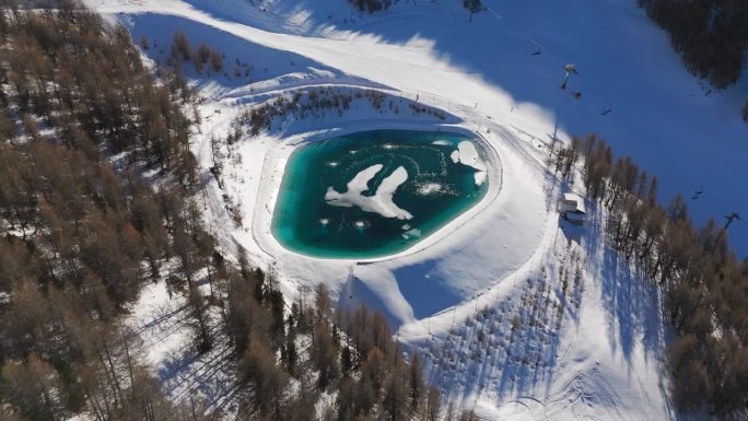 人工造雪集水区水库湖滑雪场供雪机推在倾斜向下航拍无人机拍摄