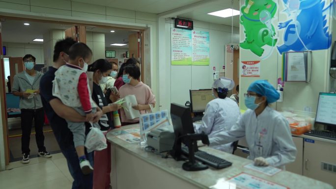 儿童医院 流感 生病 排队 口罩