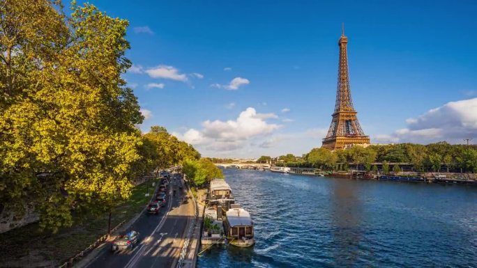 法国巴黎夏季埃菲尔铁塔周围道路和水上交通拥挤的时间流逝图