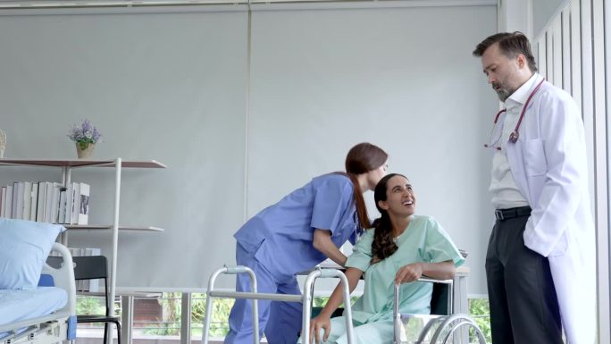 护士帮助女性助行器患者接受治疗后，患者行走困难，医生站着观察并振作起来。