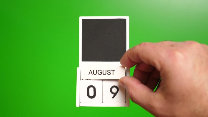 日期为8月9日的绿色背景日历。说明某一特定日期的事件。