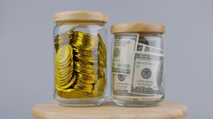 美元，货币在一个缓慢旋转的玻璃瓶里。金融和金融投资房地产，白银和黄金，收入，工资，现金流