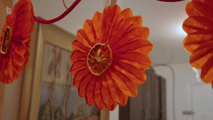 节日工艺品，挂橙纸花与干橙片。