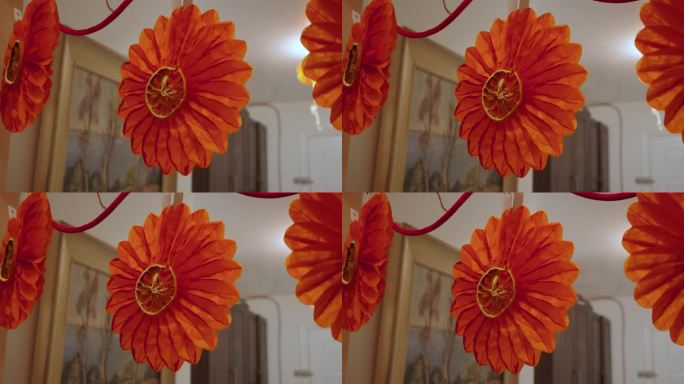 节日工艺品，挂橙纸花与干橙片。