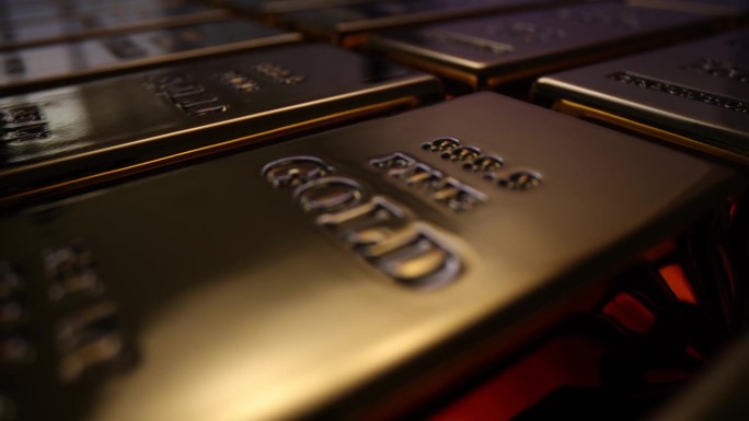 金条堆放在银行仓库的桌子上