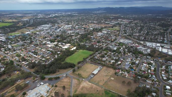 澳大利亚昆士兰州洛根市洛根霍姆郊区的住宅和运动场。空中回射
