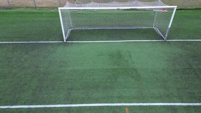 无人机鸟瞰新冠肺炎疫情期间没有球员的空旷足球场-体育活动-在新营地踢足球