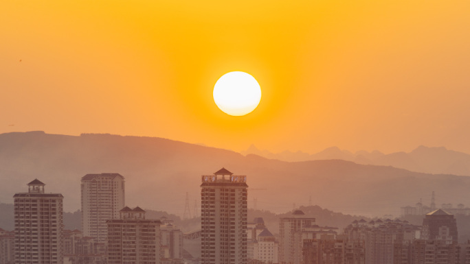 太阳在城市边缘的群山之后升起-广西柳州市