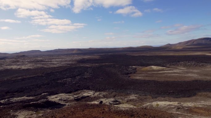1984年冰岛北部Leirhnjukur火山喷发的火山熔岩场全景平移镜头