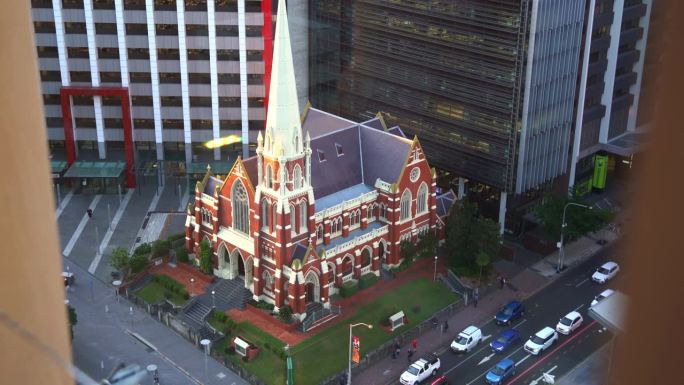 这是澳大利亚昆士兰州布里斯班市中心安大街上连接教堂和交通的标志性地标阿尔伯特街的静态照片。