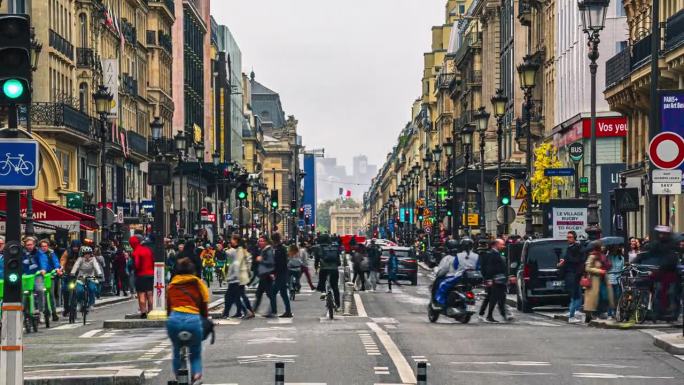 法国巴黎拥挤人群与游客步行和道路交通的时间流逝