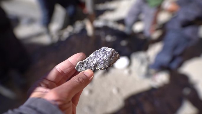 银矿石:一种小岩石形状的银矿石，需要经过加工才能产生纯银。位于南美洲玻利维亚安第斯山脉波托西的银矿