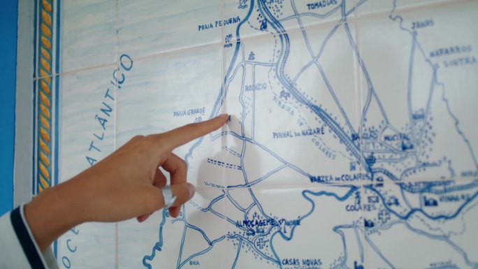 特写手指指向地图看行程方向。迷路游客规划路线