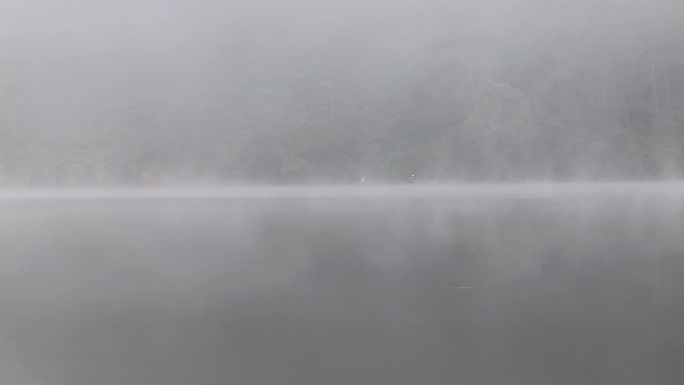 冬天雾景 青山绿水湖面 水面水汽水库霜冻