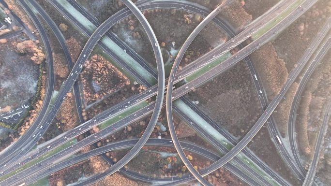 复杂的交通交叉路口。象征着选择，方向，路线。布鲁塞尔附近的grand bigard圆形点。比利时。E