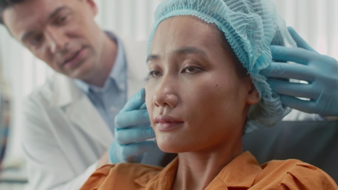 亚洲女性患者在返老还童手术后照镜子