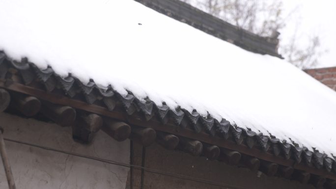 屋檐上融化的雪