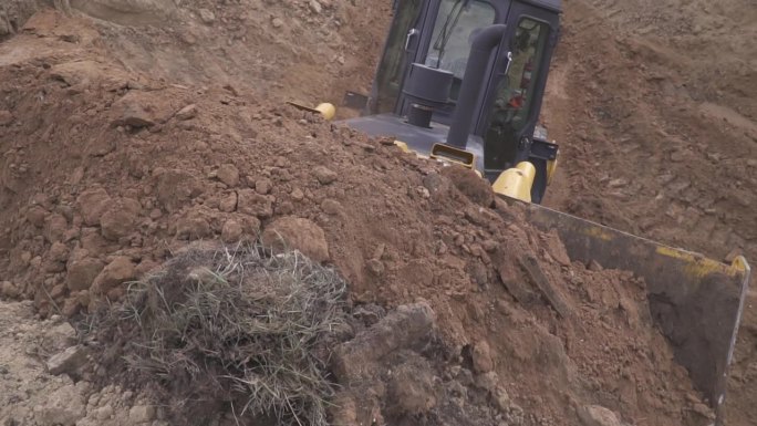 现代挖掘机正在建筑工地推一大堆土