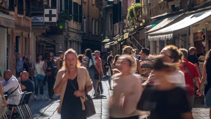 意大利，阳光明媚的时候，拥挤的游客在威尼斯城散步和购物