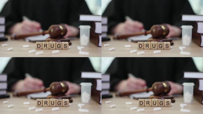 药物被写在木块上，一个特写