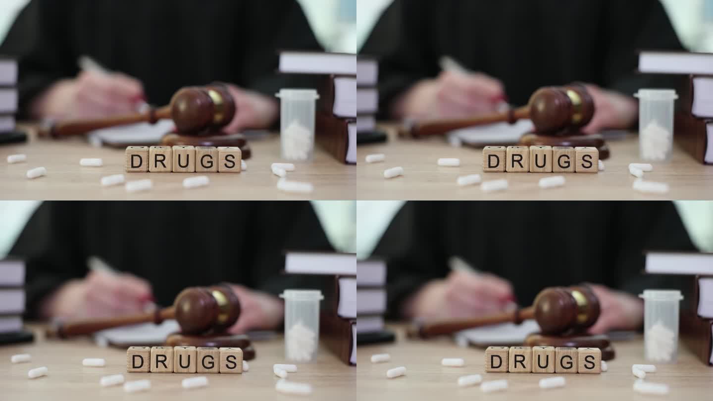 药物被写在木块上，一个特写