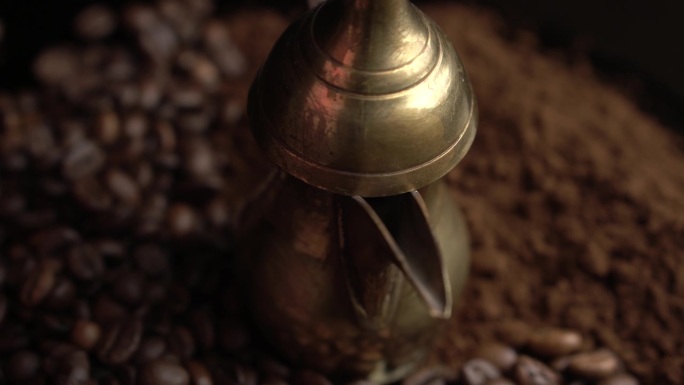 东方黄铜咖啡壶，烤豆和细磨咖啡，近距离