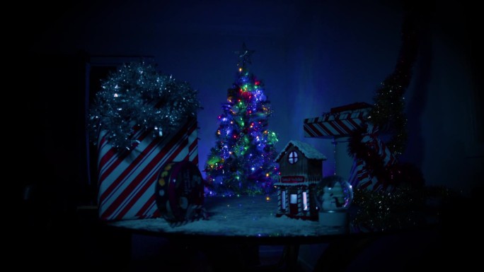 超广角镜头，镜头向雪中可爱的圣诞村的小场景推进，一棵巨大、美丽、明亮的圣诞树在迷你村庄的后面